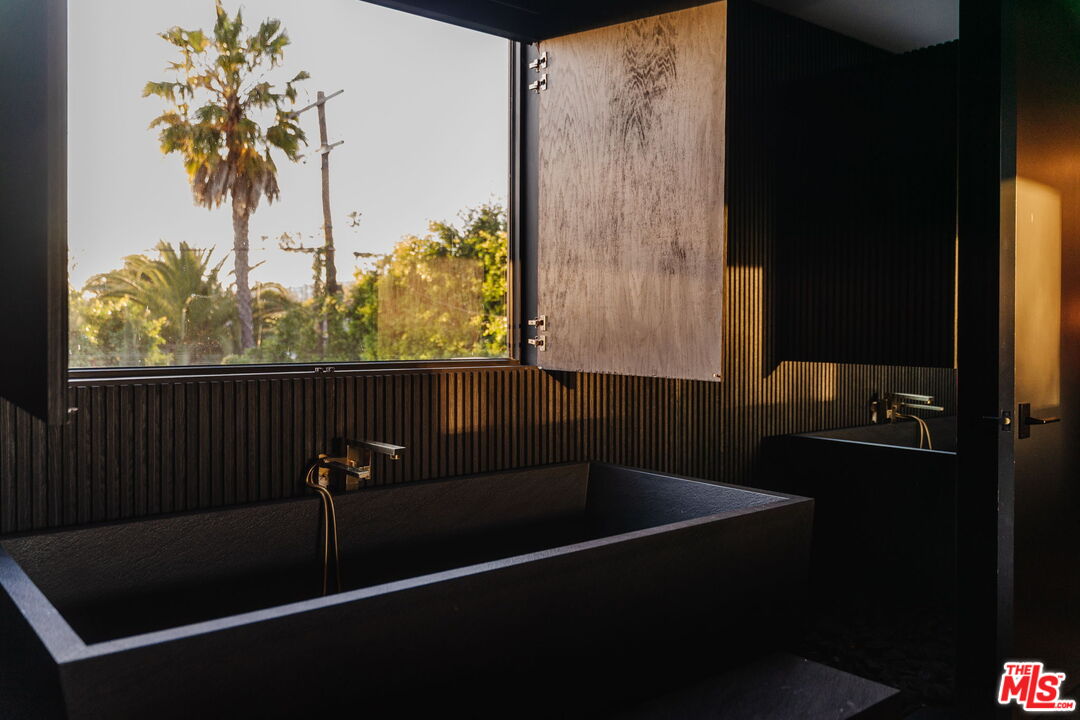 537 N Alta Vista Blvd