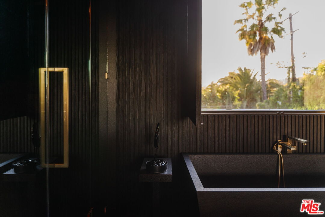 537 N Alta Vista Blvd