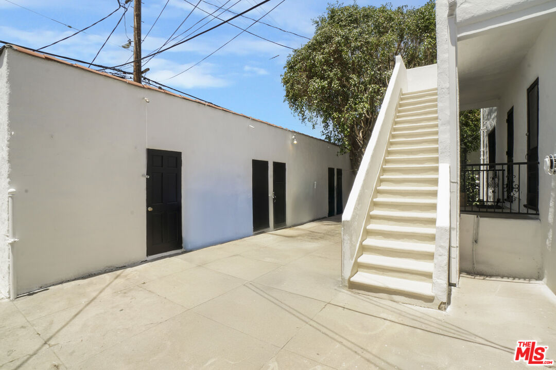 351 N Orange Grove Ave