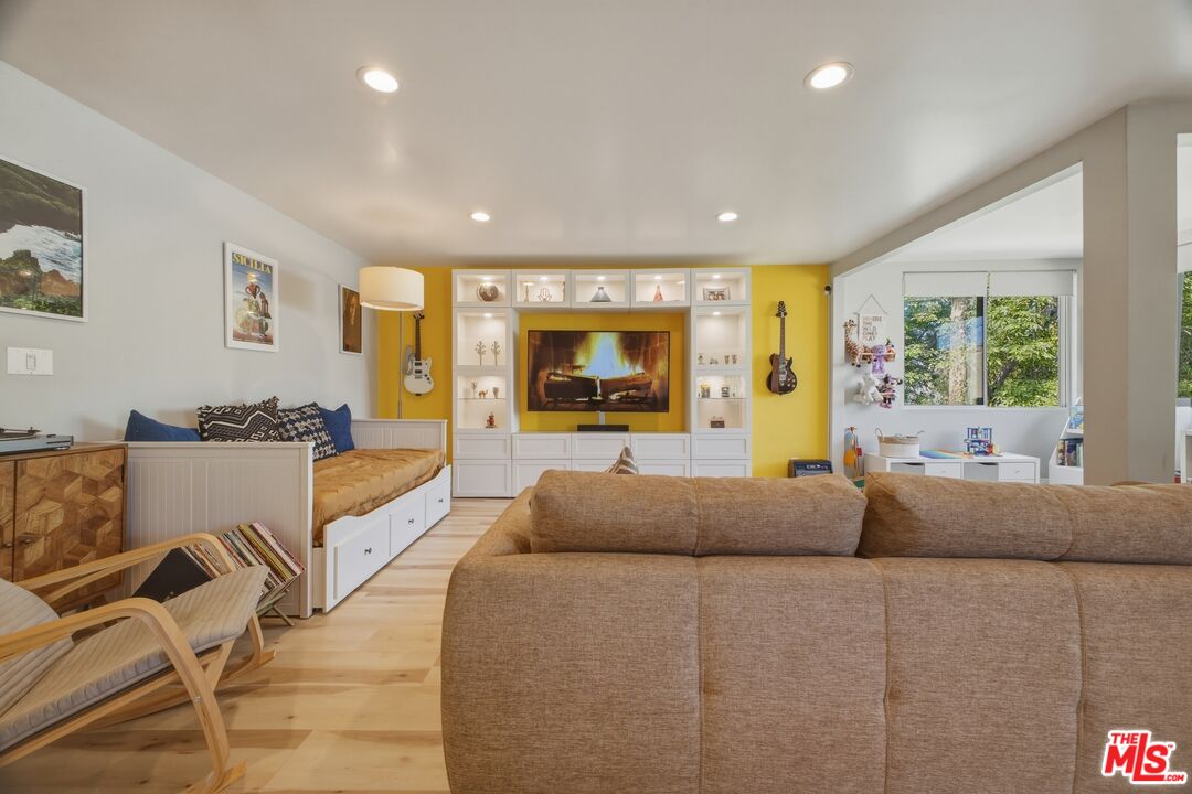 5301 Balboa Blvd Unit: F8