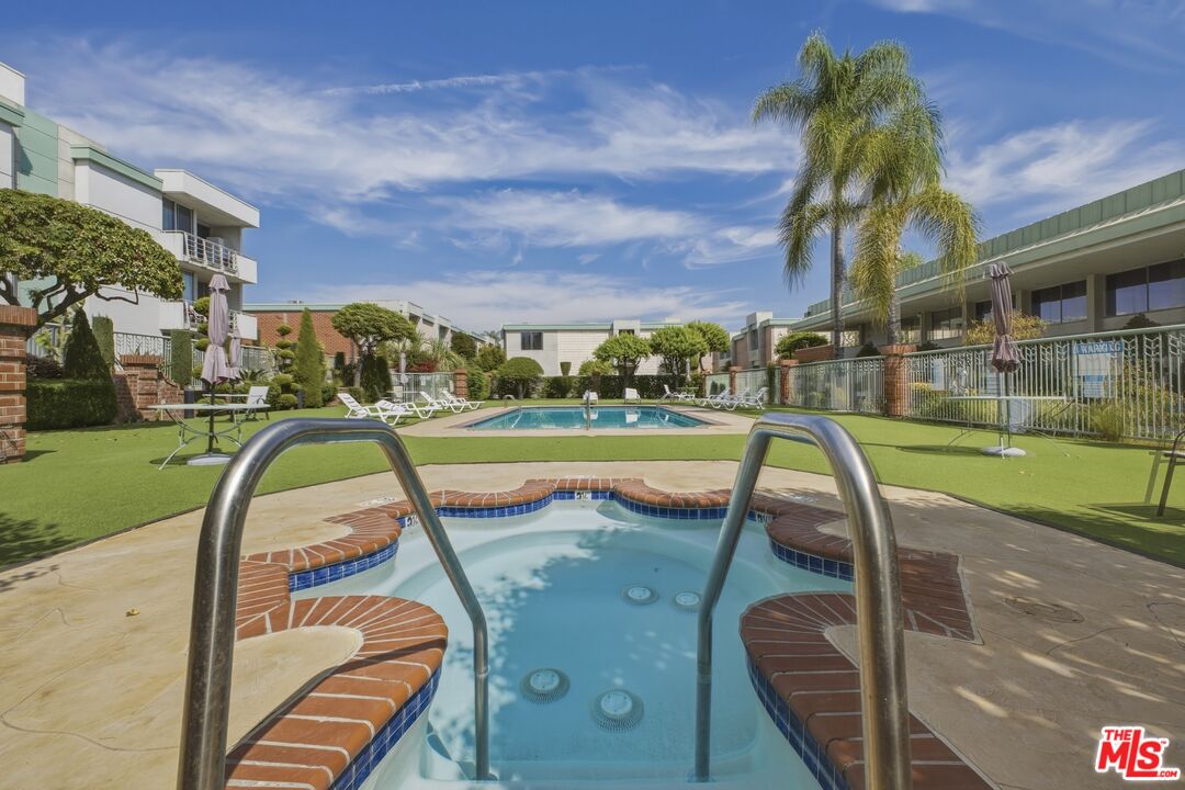 5301 Balboa Blvd Unit: F8