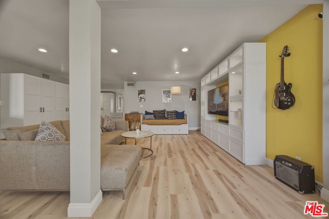 5301 Balboa Blvd Unit: F8