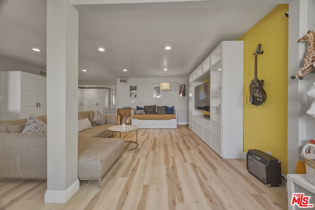 5301 Balboa Blvd Unit: F8