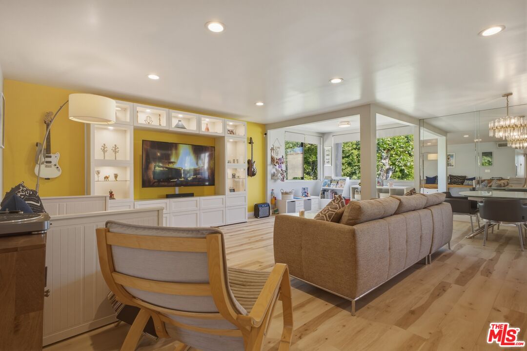 5301 Balboa Blvd Unit: F8