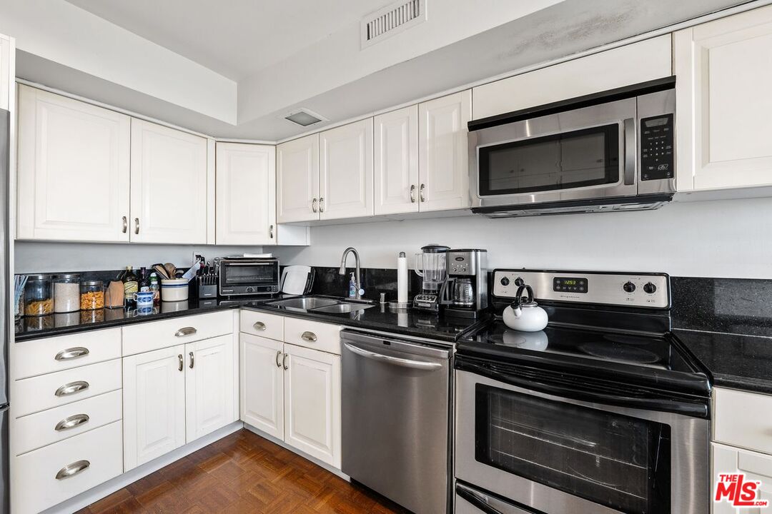 818 N Doheny Dr Unit: 606