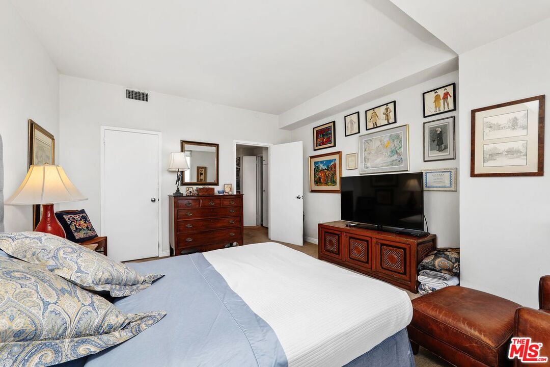 818 N Doheny Dr Unit: 606