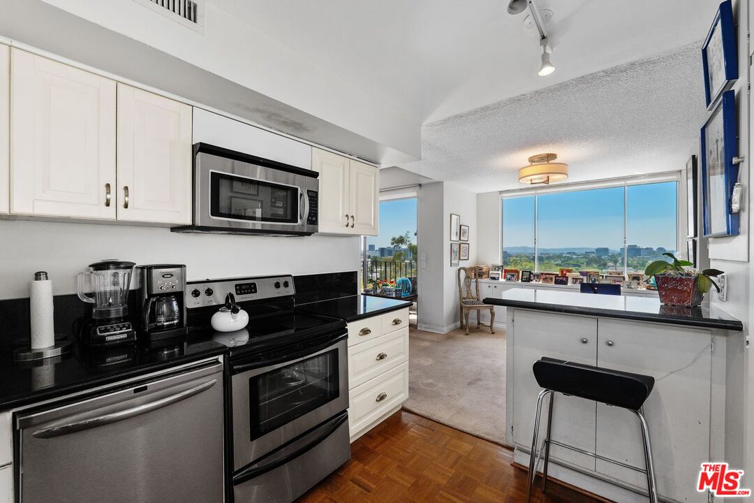 818 N Doheny Dr Unit: 606