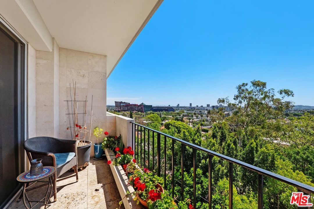 818 N Doheny Dr Unit: 606