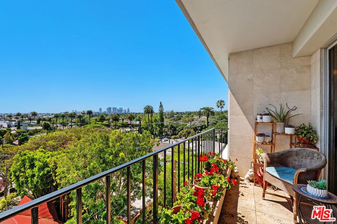 818 N Doheny Dr Unit: 606