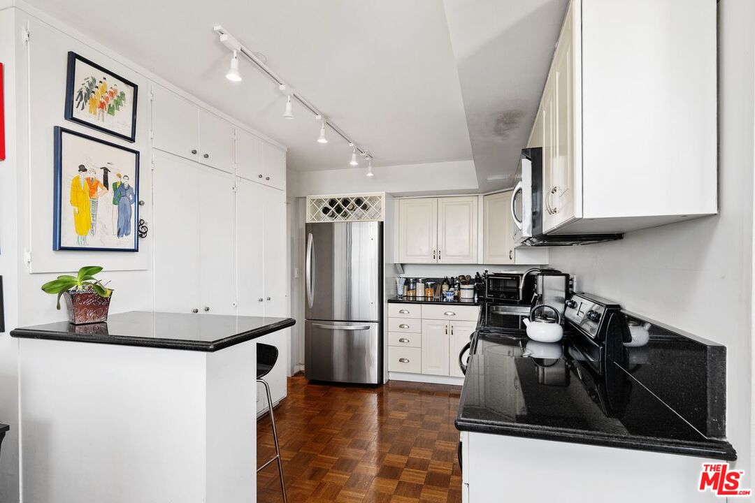 818 N Doheny Dr Unit: 606