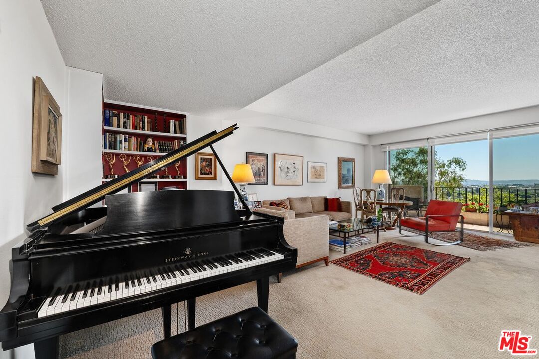 818 N Doheny Dr Unit: 606