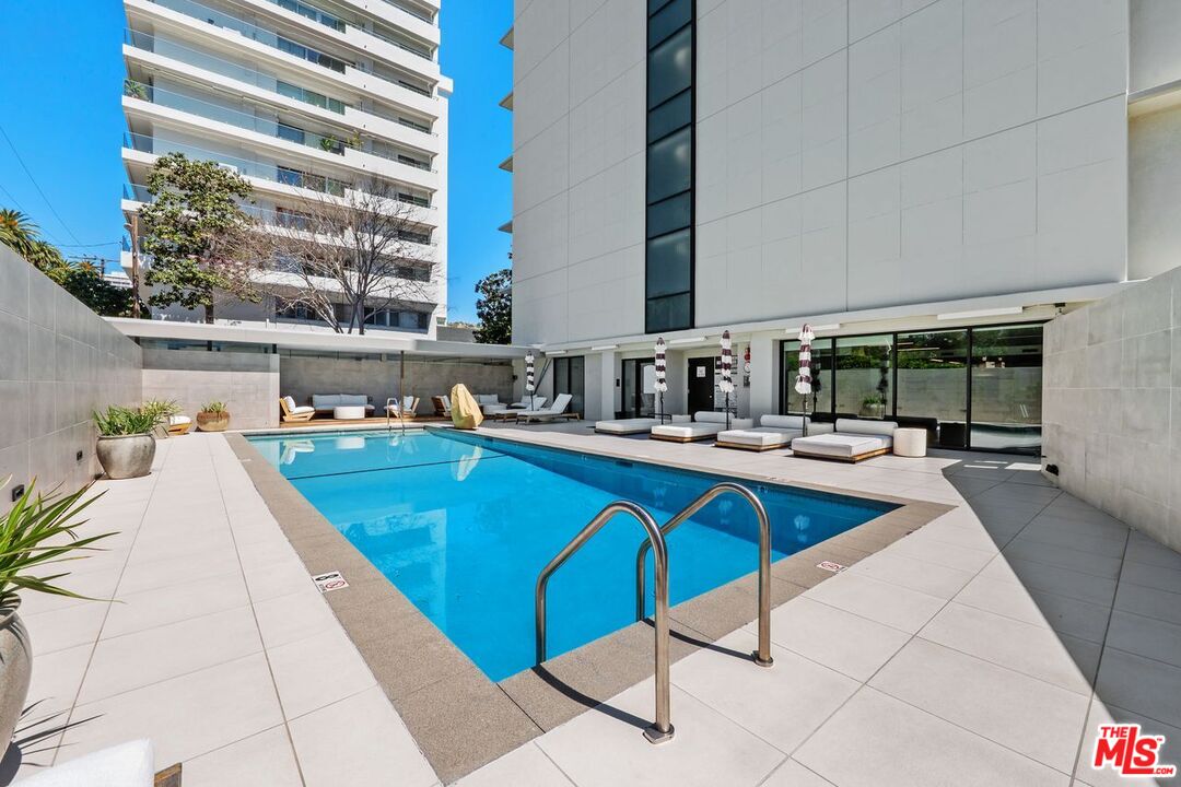 818 N Doheny Dr Unit: 606