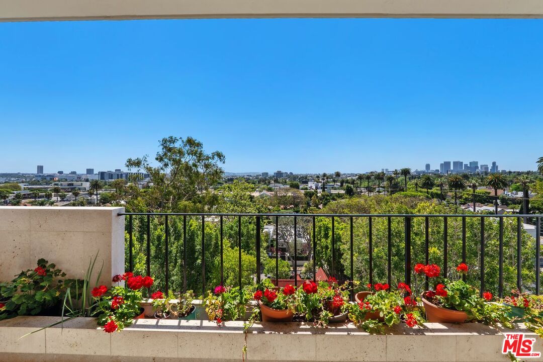 818 N Doheny Dr Unit: 606