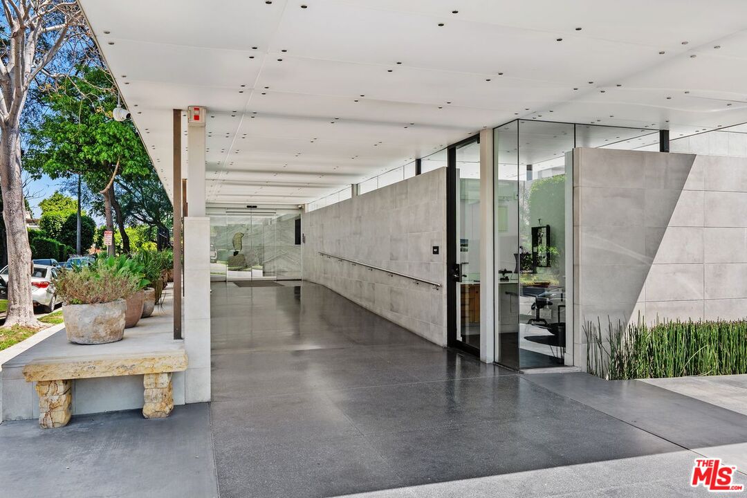 818 N Doheny Dr Unit: 606