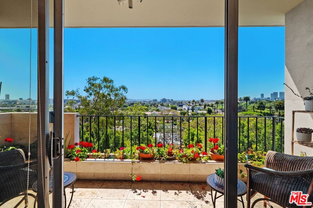 818 N Doheny Dr Unit: 606