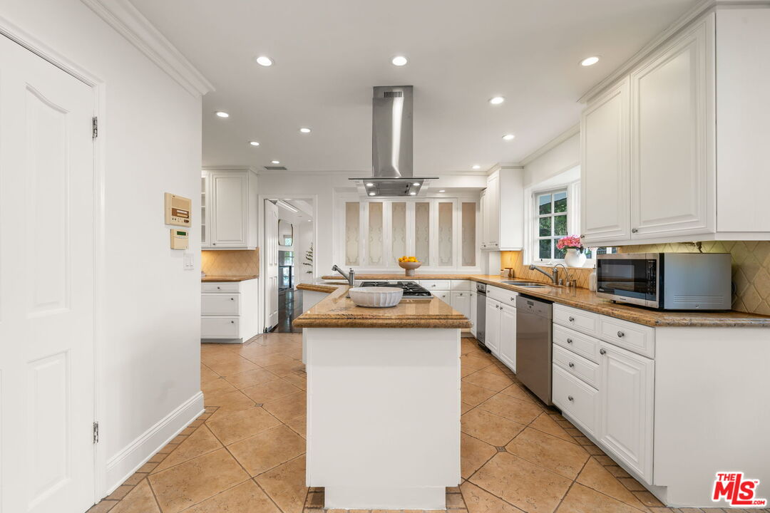 9023 Alto Cedro Dr