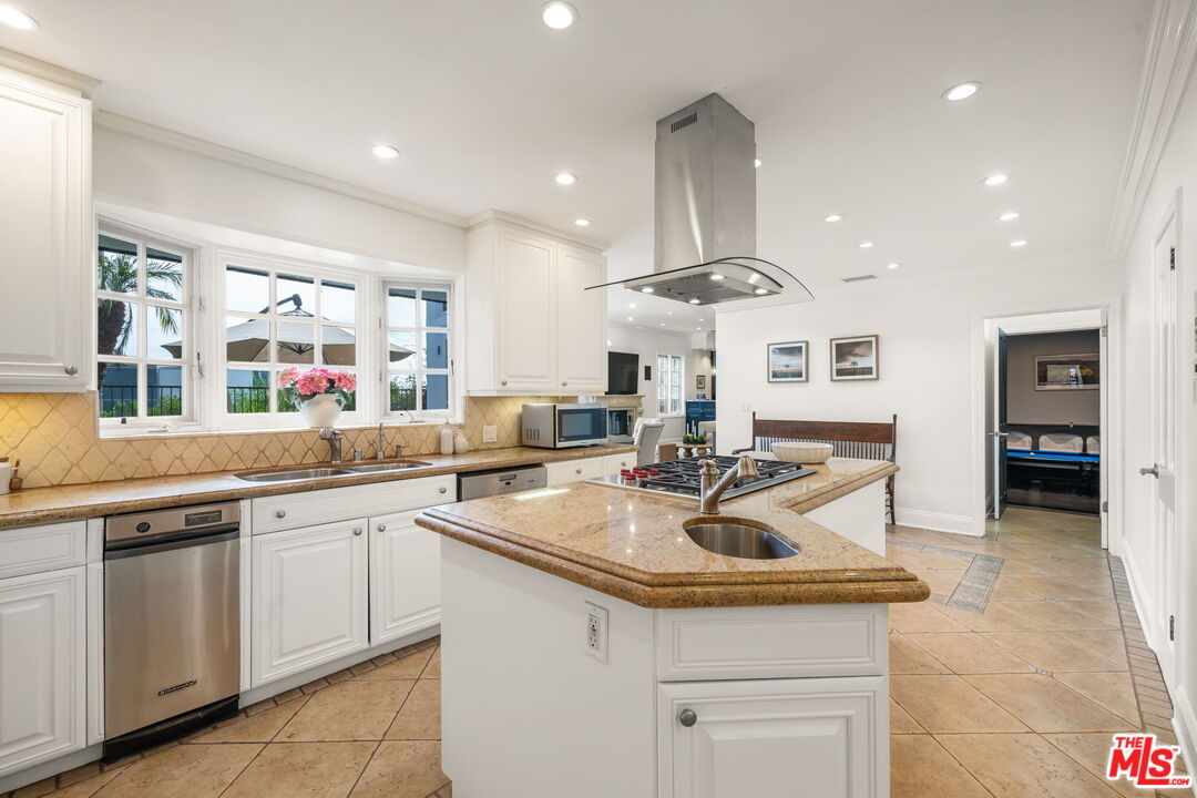 9023 Alto Cedro Dr