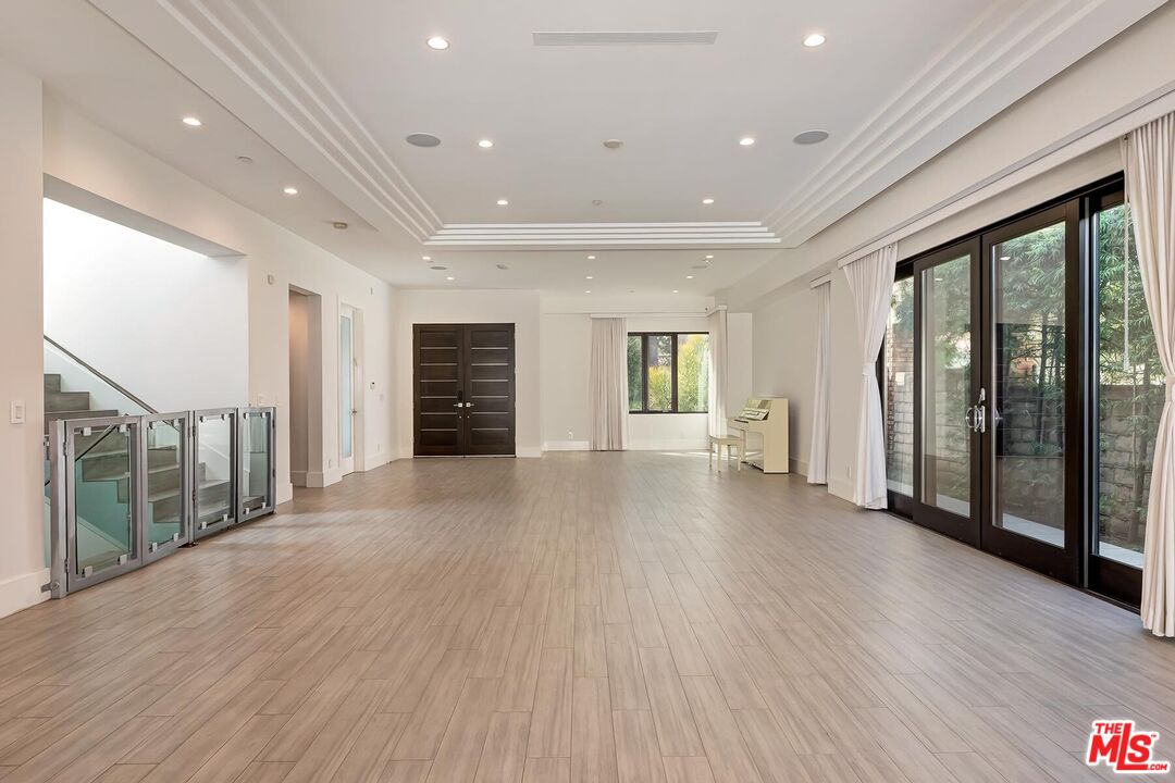 312 S Palm Dr