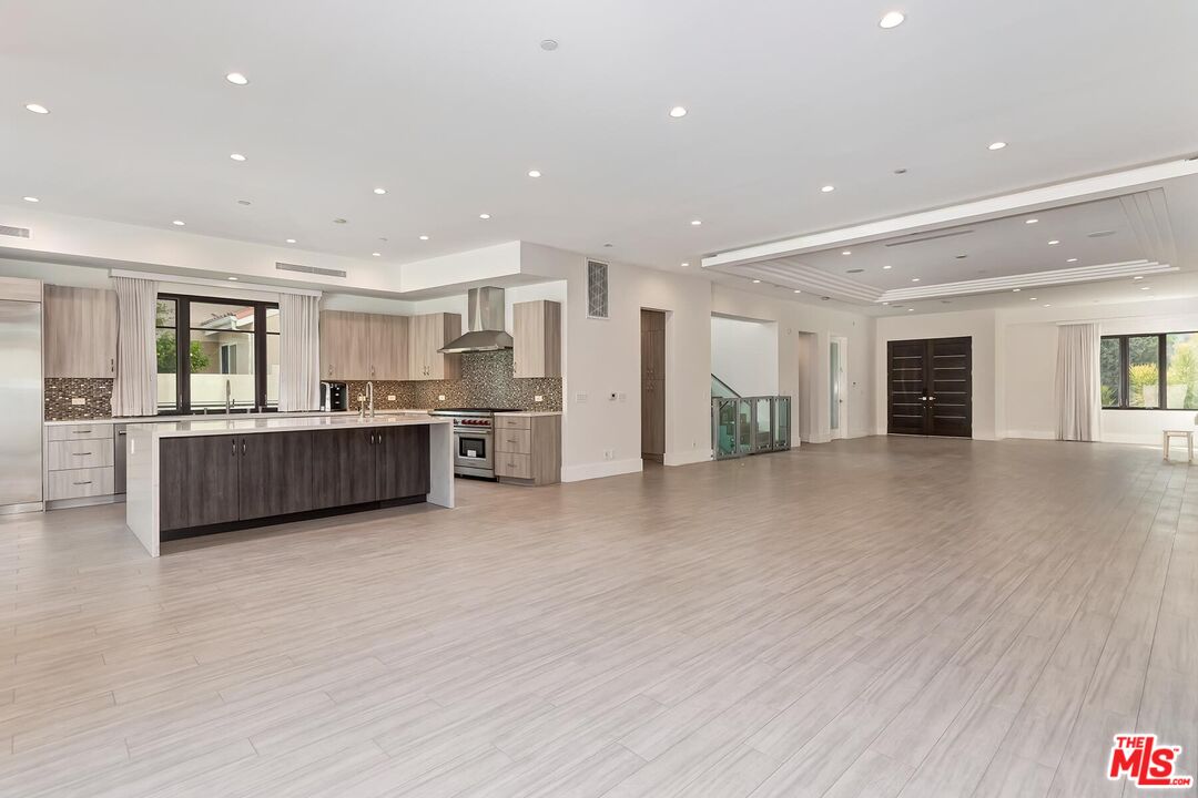 312 S Palm Dr