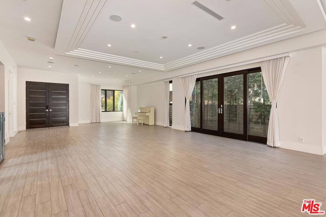 312 S Palm Dr