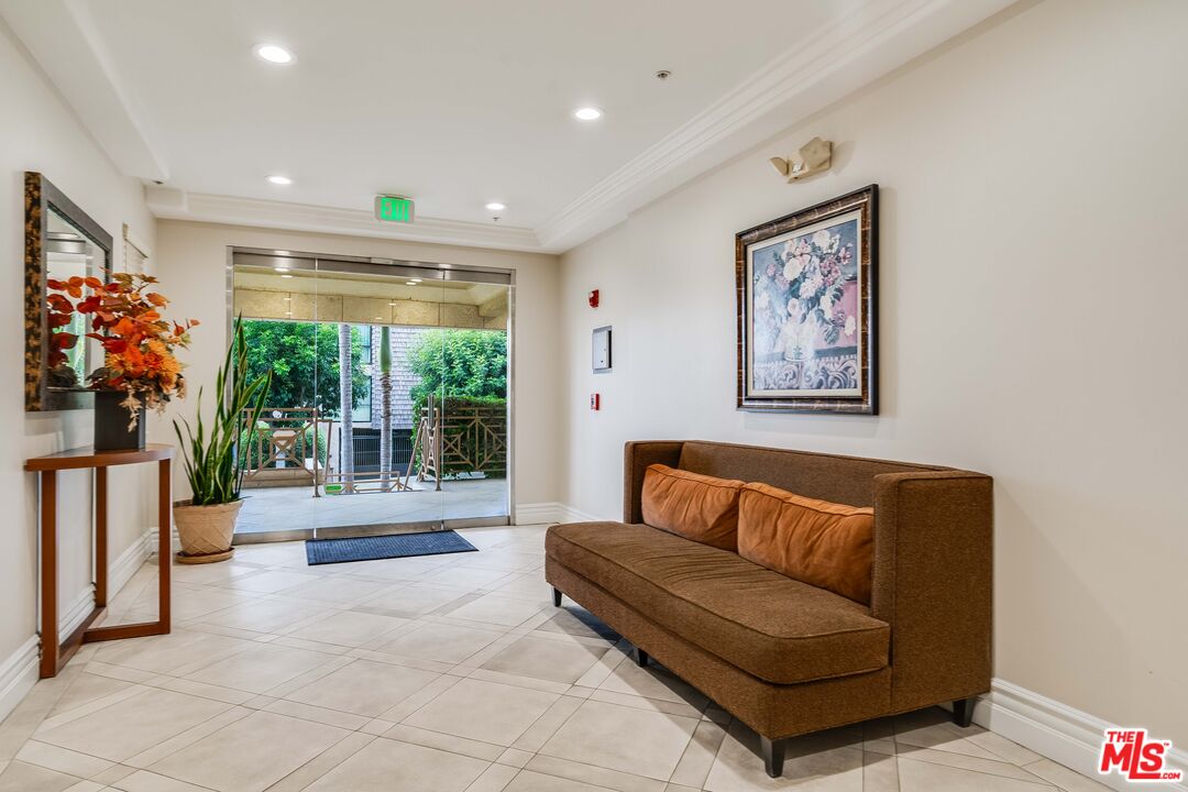 2306 Fox Hills Dr Unit: 102