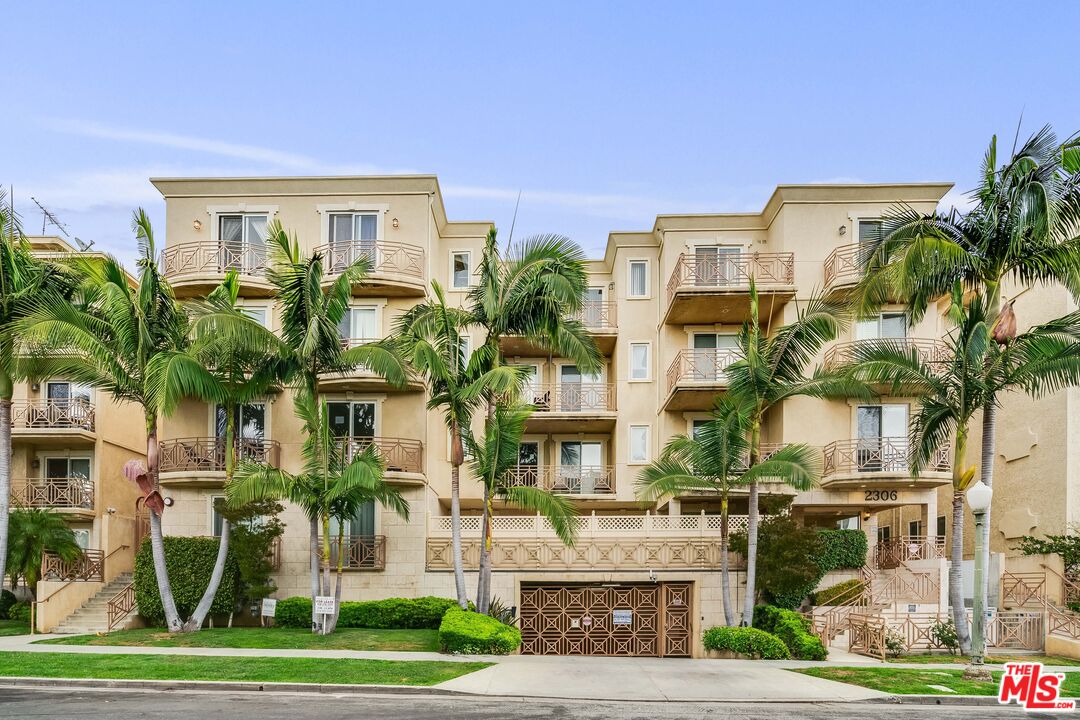 2306 Fox Hills Dr Unit: 102