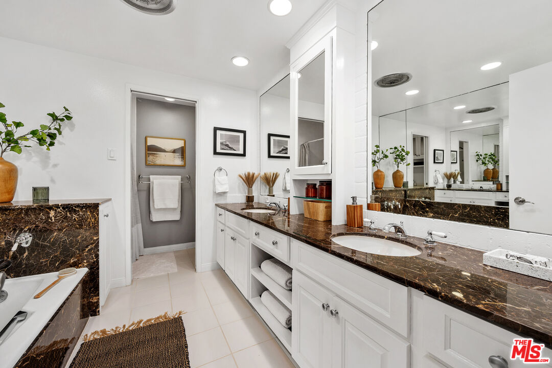 11687 Bellagio Rd Unit: 3