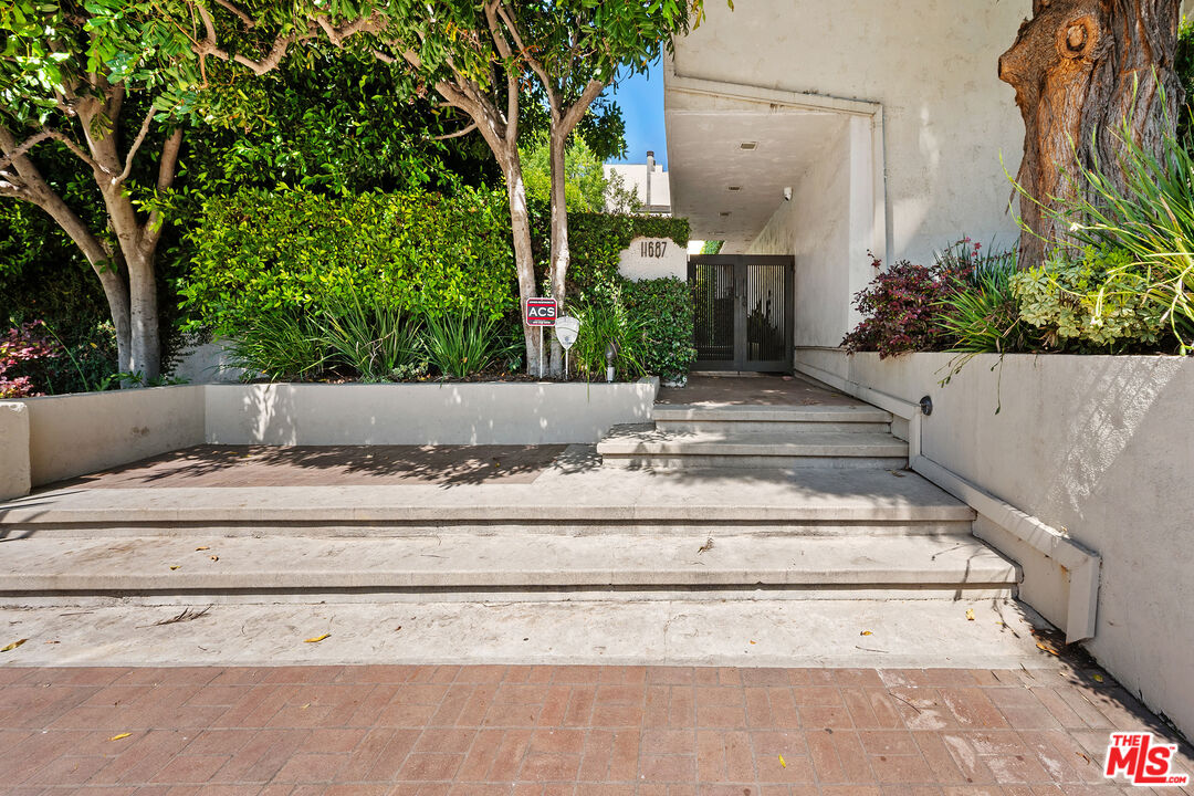 11687 Bellagio Rd Unit: 3
