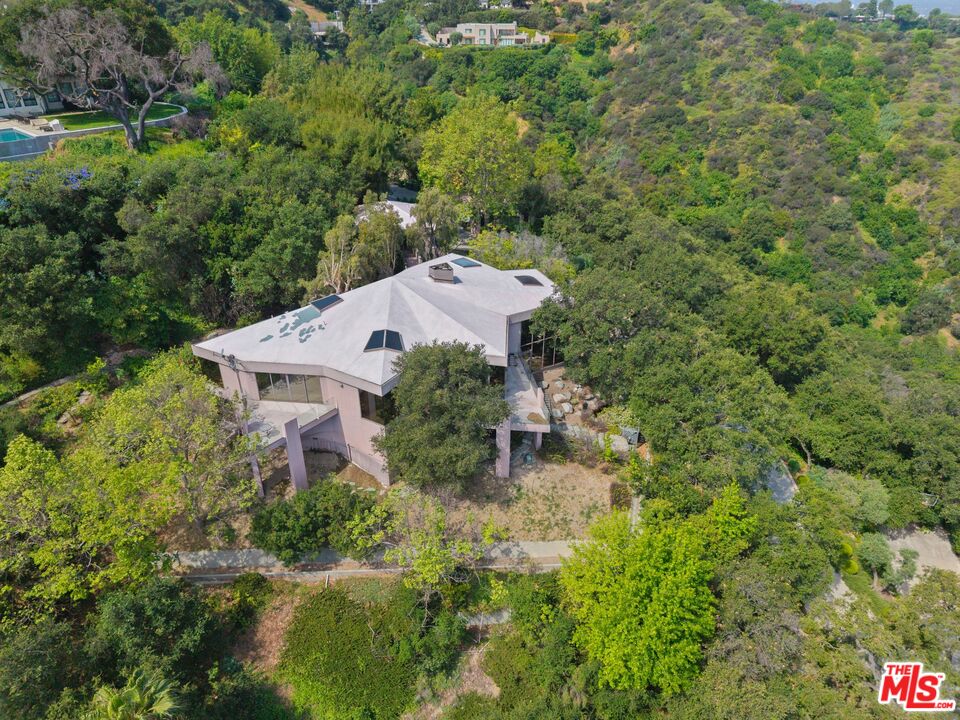 13335 Mulholland Dr