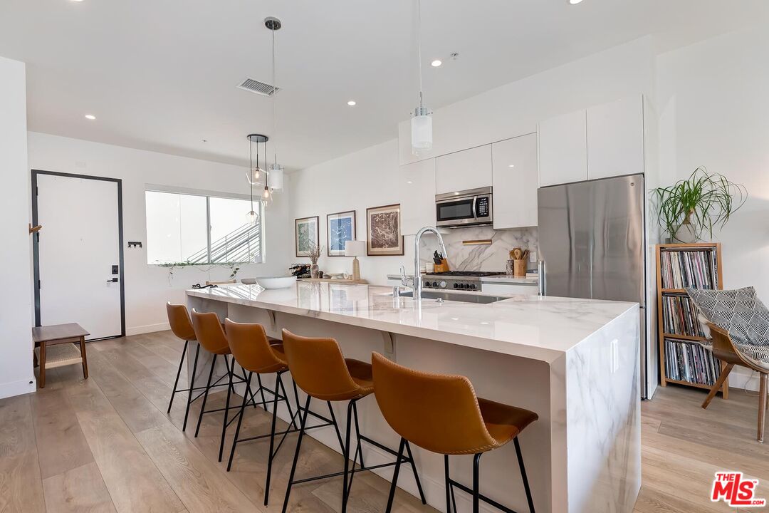 957 Figueroa Ter Unit: 313
