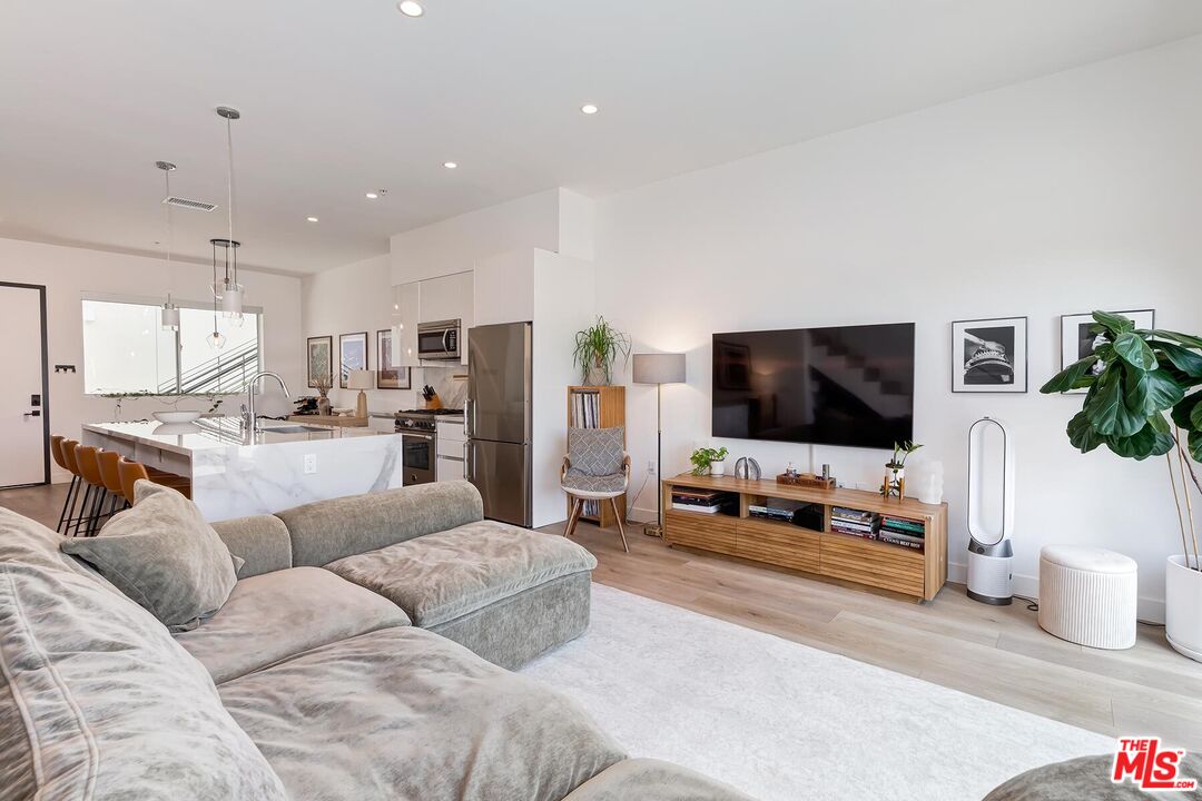 957 Figueroa Ter Unit: 313
