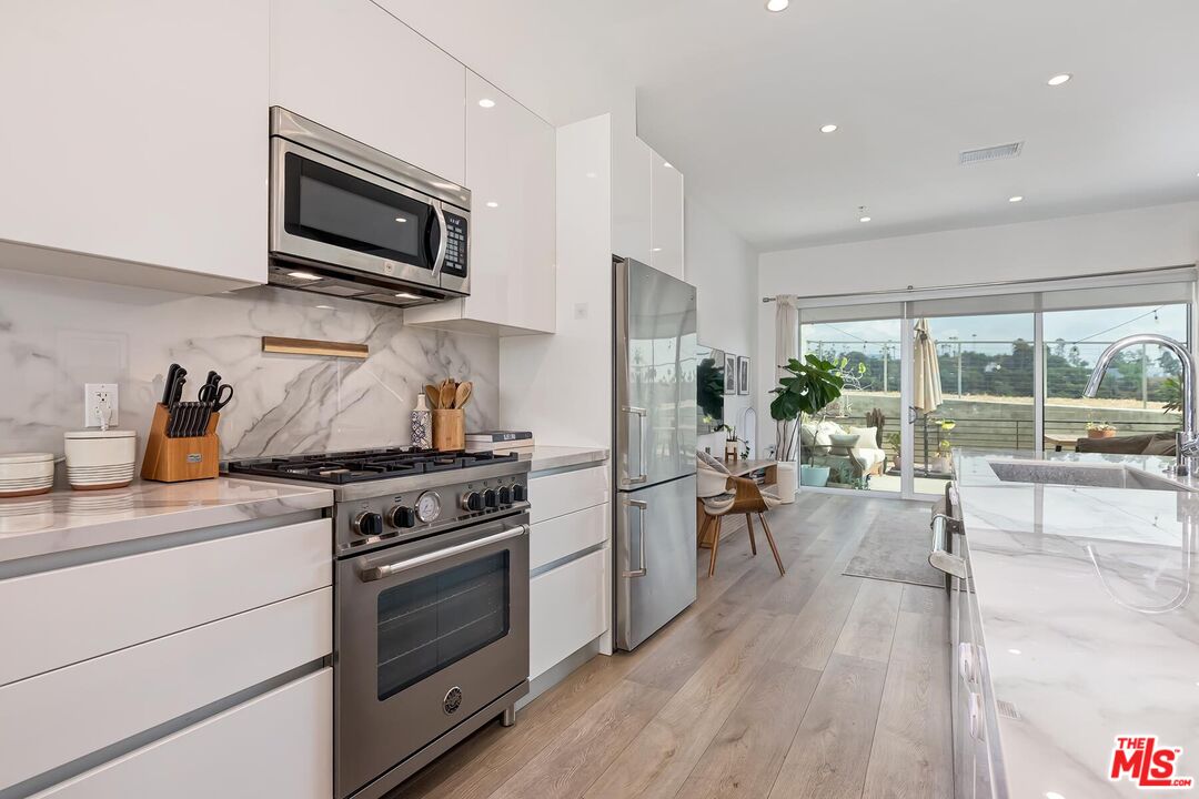 957 Figueroa Ter Unit: 313