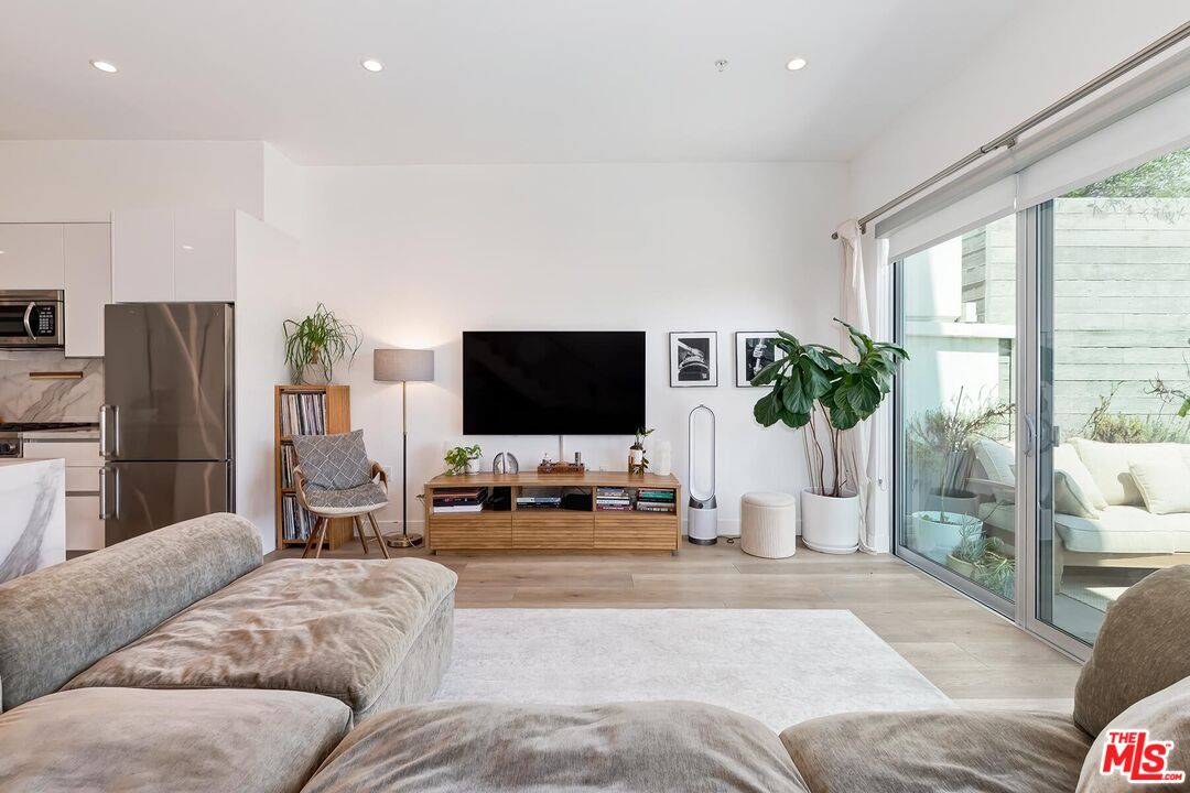 957 Figueroa Ter Unit: 313