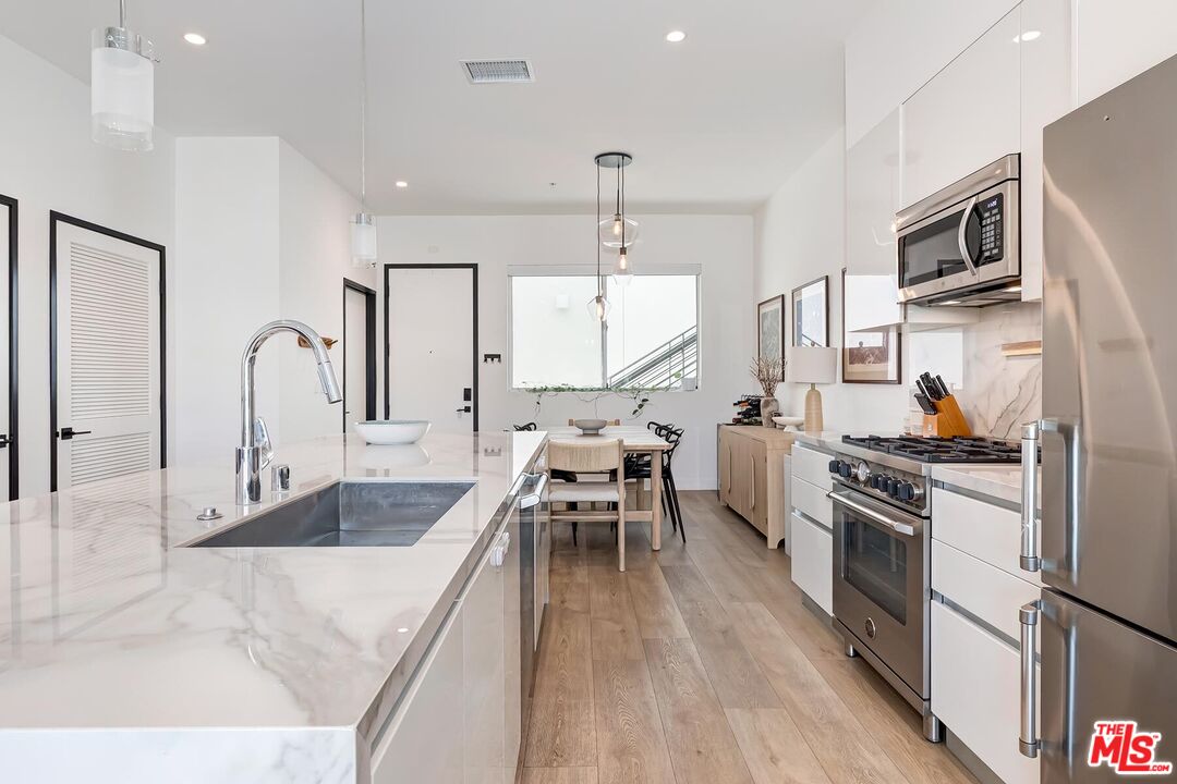 957 Figueroa Ter Unit: 313