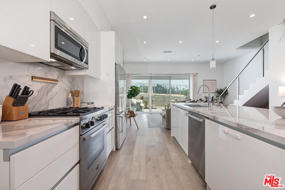 957 Figueroa Ter Unit: 313
