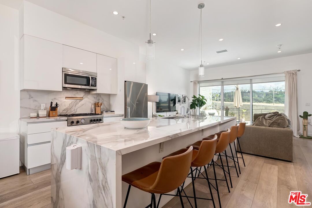 957 Figueroa Ter Unit: 313