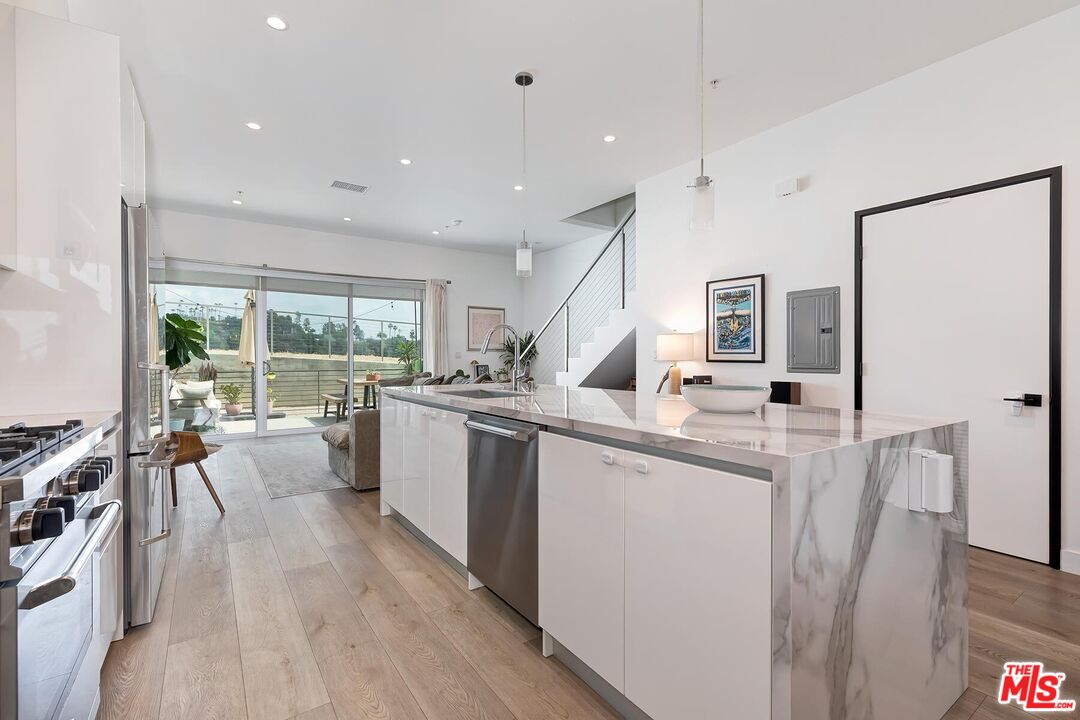 957 Figueroa Ter Unit: 313