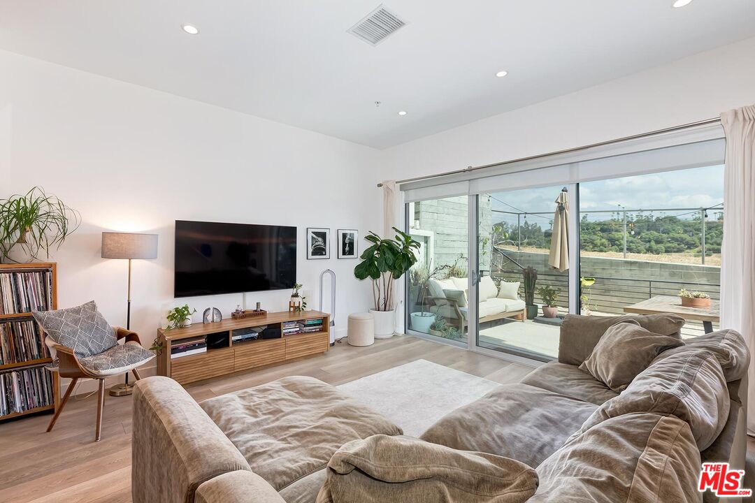 957 Figueroa Ter Unit: 313