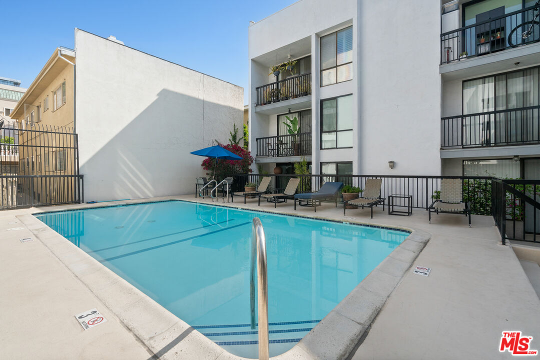 906 N Doheny Dr Unit: 221