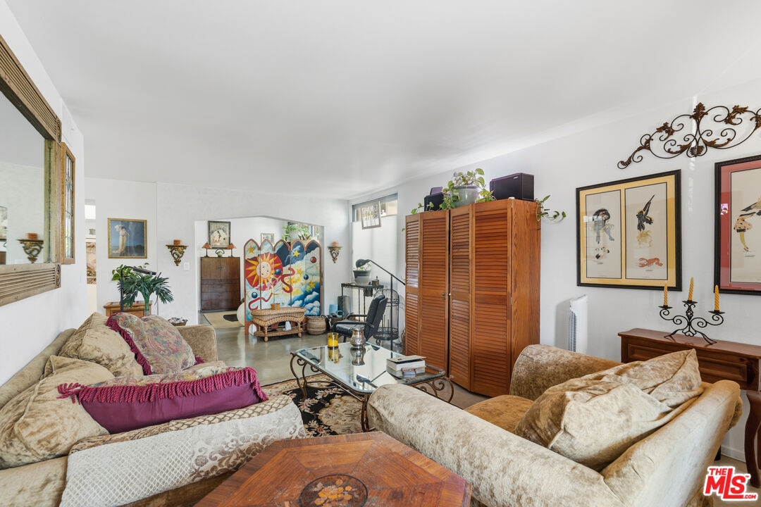 906 N Doheny Dr Unit: 221