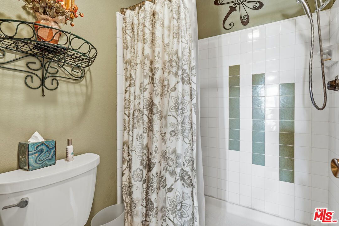 906 N Doheny Dr Unit: 221