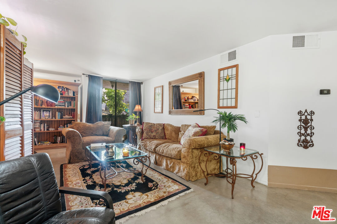 906 N Doheny Dr Unit: 221