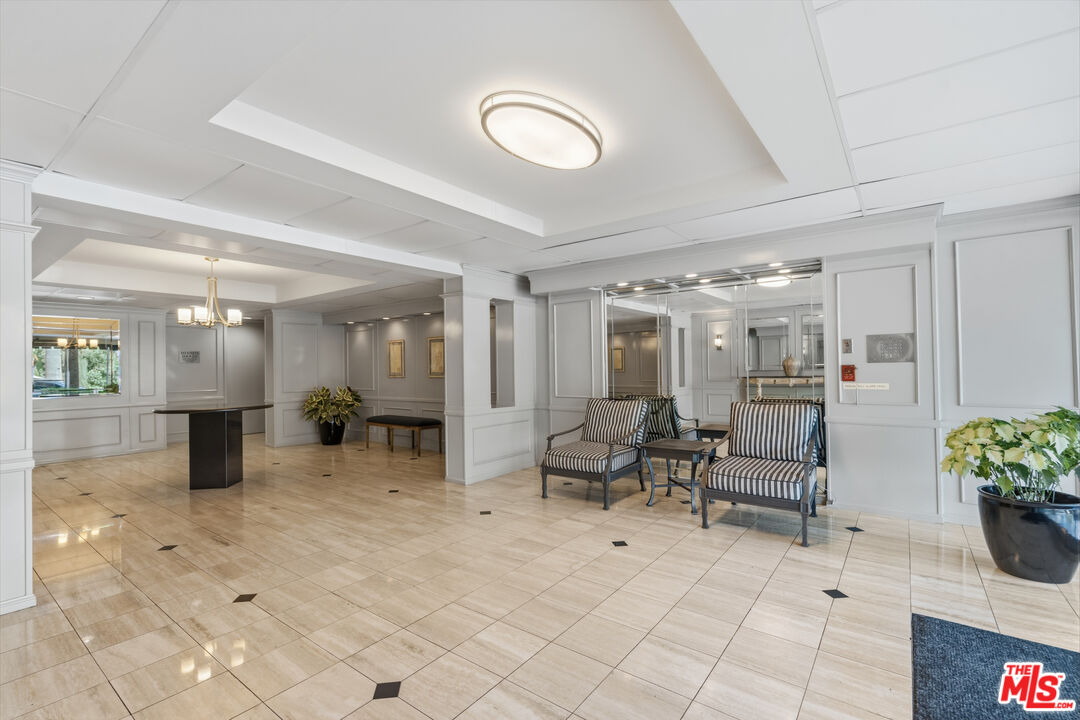 906 N Doheny Dr Unit: 221