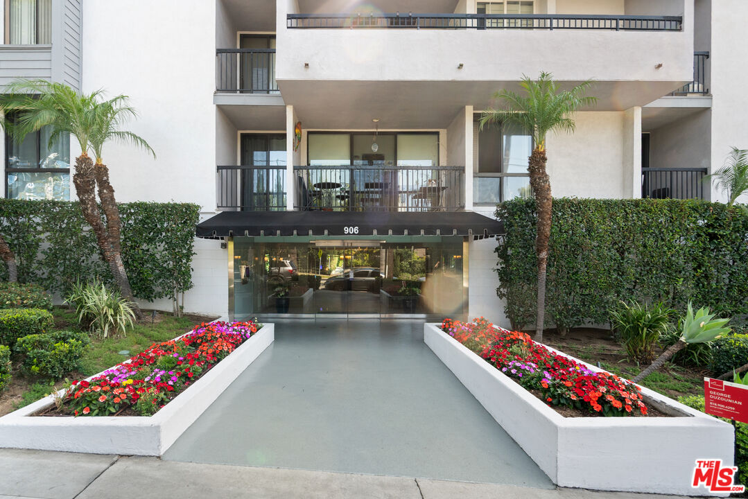 906 N Doheny Dr Unit: 221