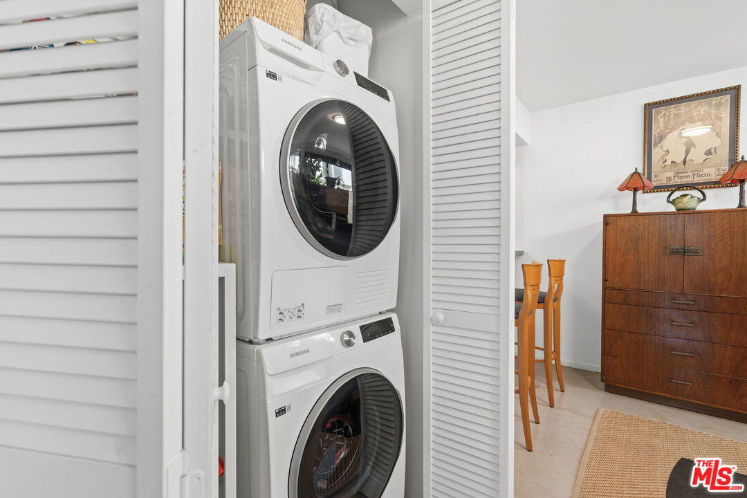 906 N Doheny Dr Unit: 221