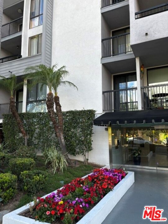 906 N Doheny Dr Unit: 221