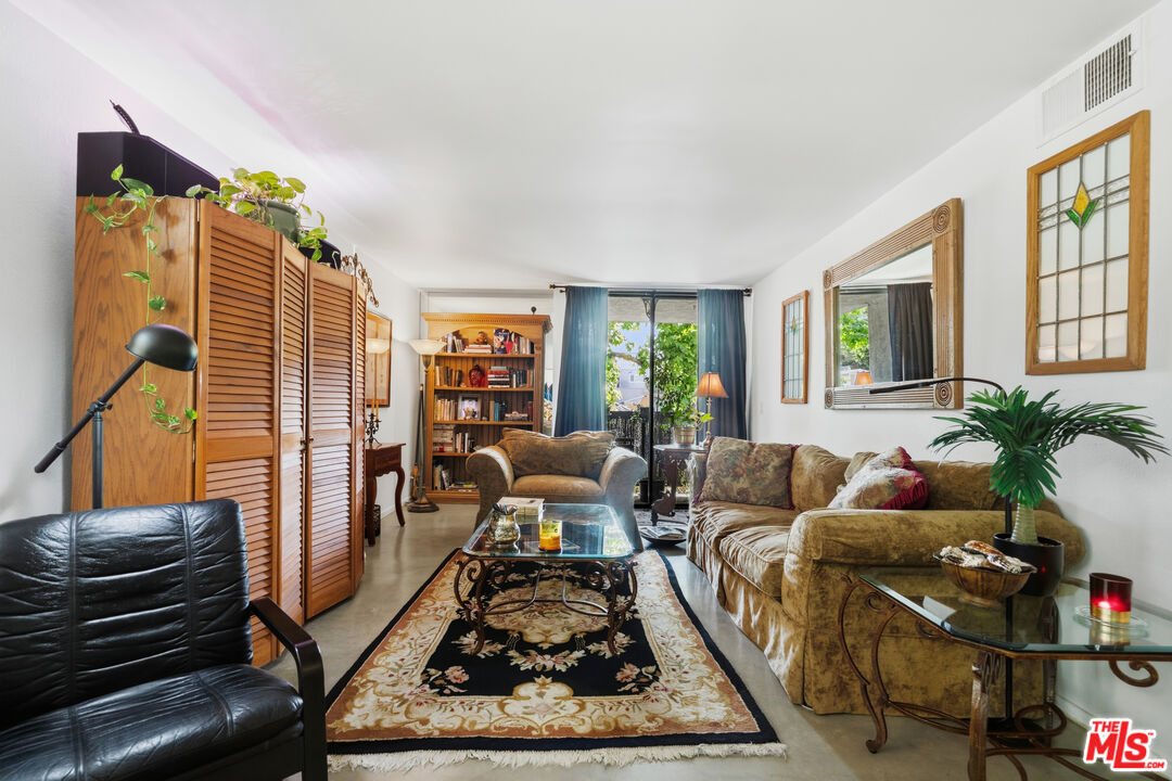 906 N Doheny Dr Unit: 221