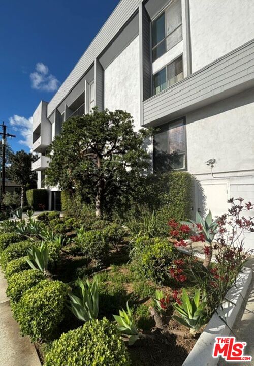 906 N Doheny Dr Unit: 221