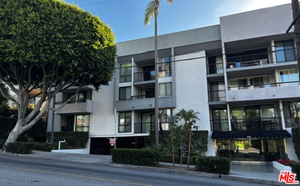 906 N Doheny Dr Unit: 221