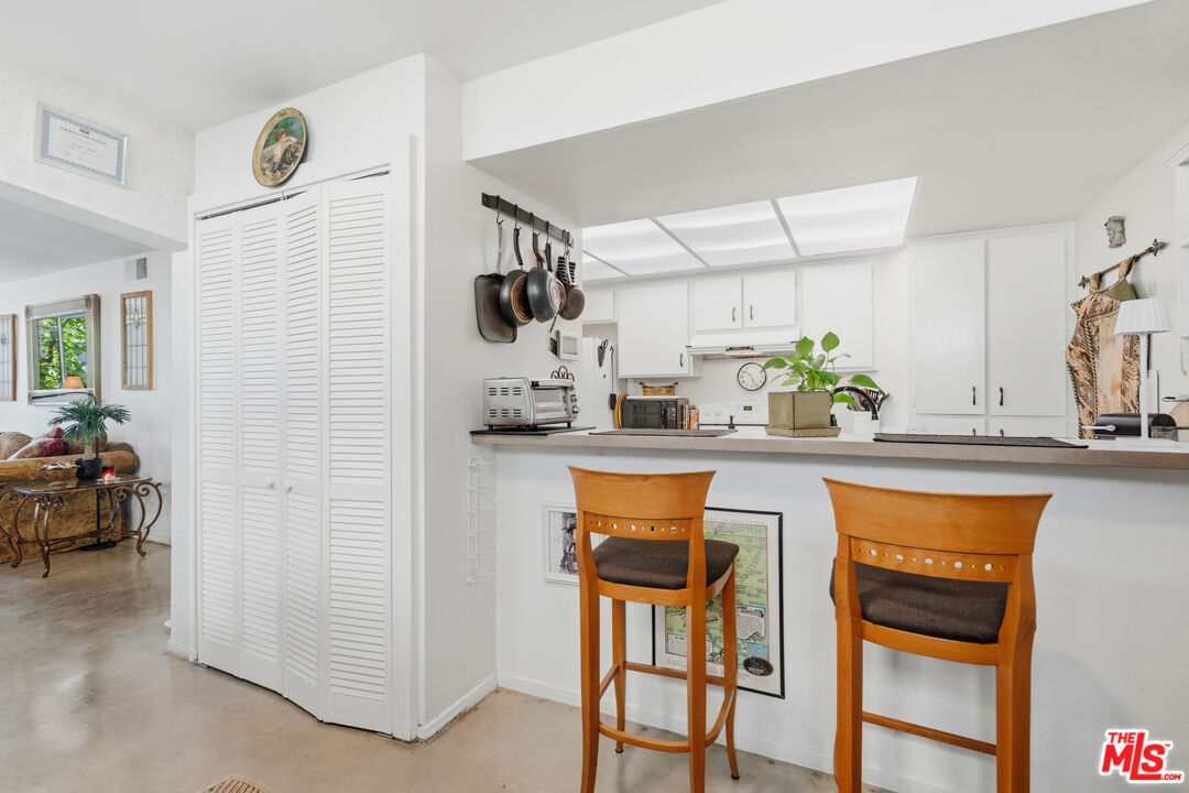 906 N Doheny Dr Unit: 221